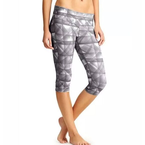 Athleta Diamond Chaturanga Knocker Capri pant, size small - Picture 1 of 10